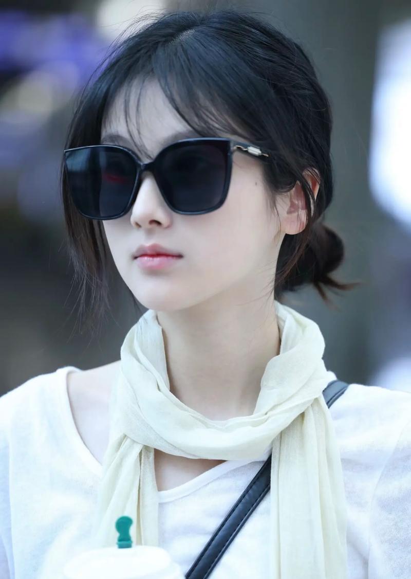 路拍女明星日常真相：机场素颜照与奥运赛场造型曝光