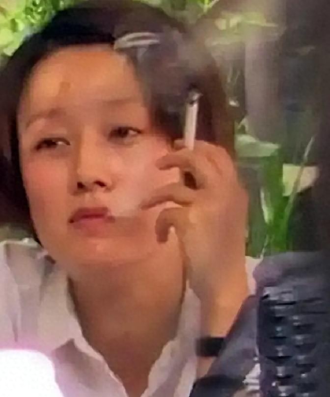 看了刘亦菲抽烟的姿势，才懂什么是顶级反差，这4位女星藏太深