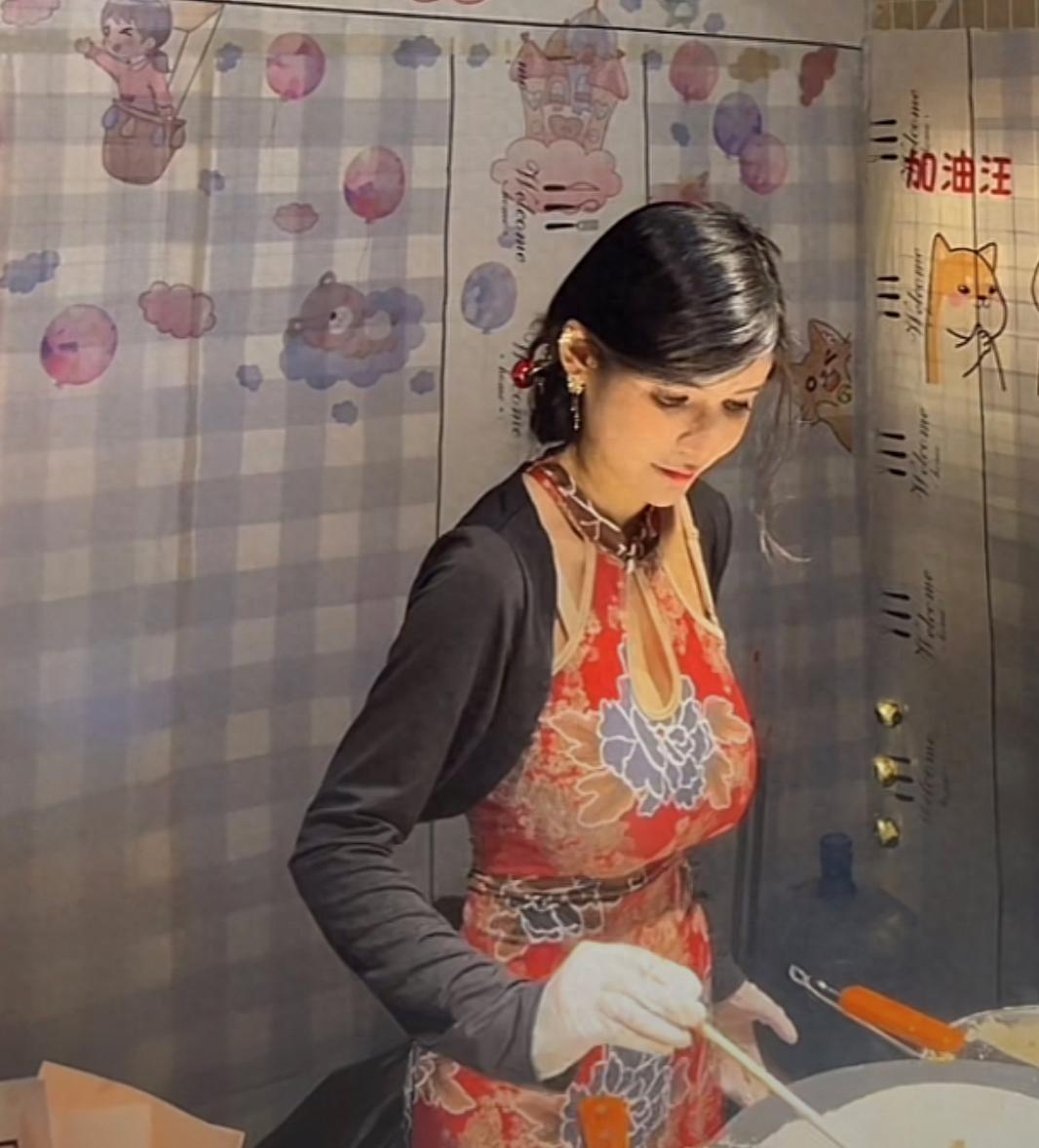 网红狗头萝莉街头卖煎饼果子_煎饼果仔抖音网红黑料,_狗头萝莉煎饼果子摊位情况