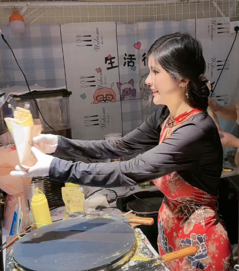 狗头萝莉煎饼果子摊位情况_煎饼果仔抖音网红黑料,_网红狗头萝莉街头卖煎饼果子